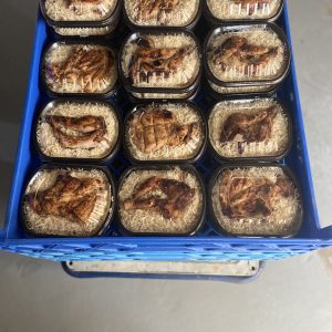 un repas chaud # un repas chaud distribué à un jeûneur à Mekkah durant le Ramadan